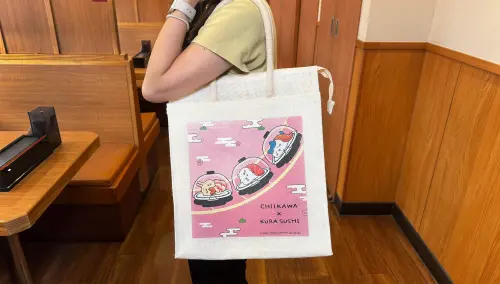 ▲主題店打卡抽獎「吉伊卡哇」限量保冷袋。（圖／藏壽司提供）
