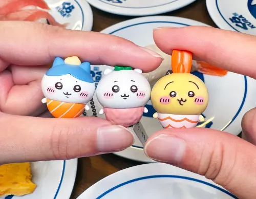 ▲藏壽司「吉伊卡哇」立體吊飾，把小八貓、吉伊卡哇、烏薩奇都變成壽司造型。（圖／藏壽司提供）