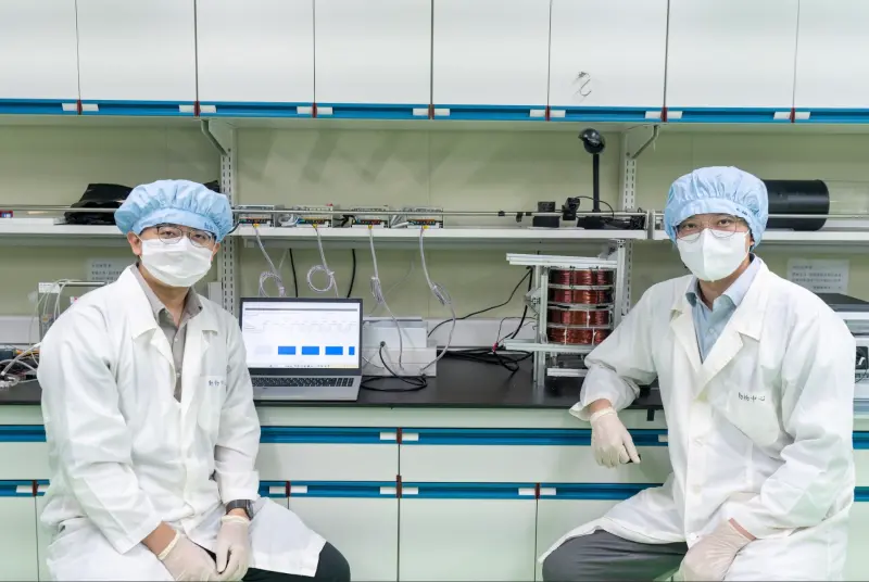 ▲右為陽明交大智慧醫電工程研究所與腦科技跨領域工程碩士學程教授江柏翰，左為研究第一作者博士候選人鄭兆鈞。（圖／陽明交通大學提供）