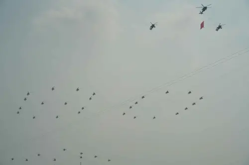 ▲本次閱兵以25架直升機組成80字樣通過觀禮台。（圖／作者提供）