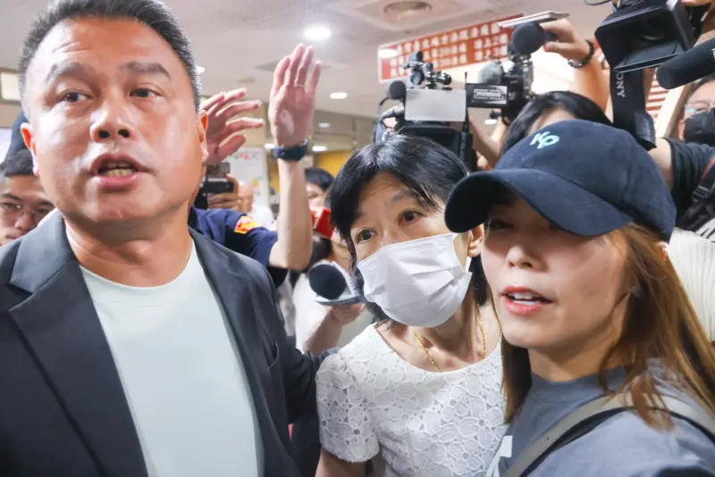 ▲柯文哲夫人陳佩琪到台北地院為先生辦理交保。（圖／記者吳翊緁攝）