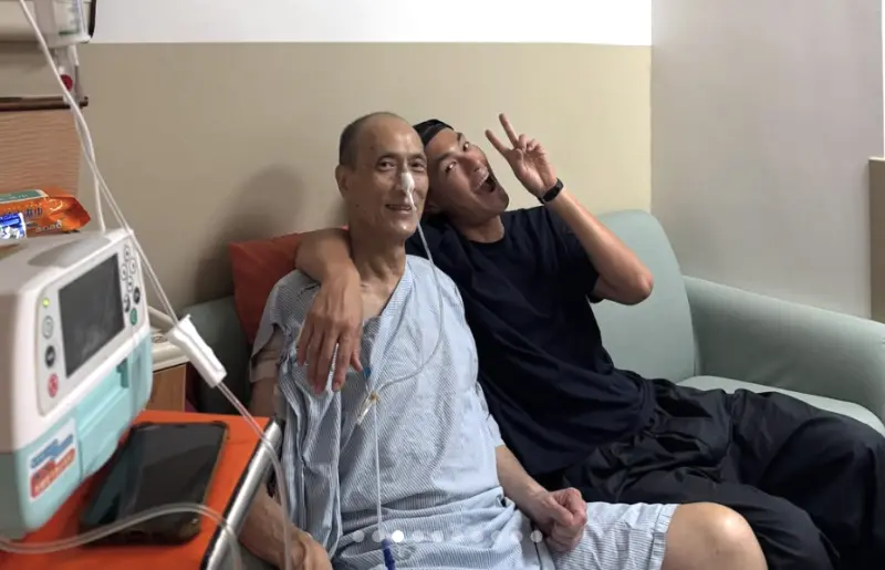 ▲楊祐寧爸爸（左）腹痛腫脹竟查出罹癌，且因癌症轉移，肚子一度大如懷孕，原本即將重啟的元鍋4.0也因此停滯，加上三寶快誕生楊祐寧（右）身扛多重壓力。（圖／翻攝自＠yoyang）