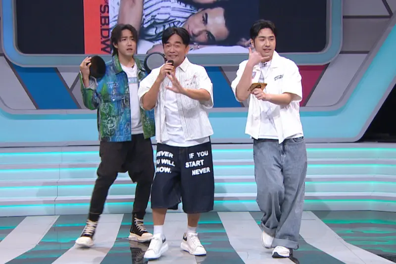 ▲吳宗憲（中）參加《百變智多星》錄影，帶著旗下歌手陳守恩（左）來宣傳，原先對於文字挑戰賽擔憂被在美國求學、對中文不熟悉的兒子鹿希派（右）拖累，想不到鹿希派成為隊裡唯一得分的人，他只好自嘲進演藝圈是因為書讀不好。（圖／年代提供）