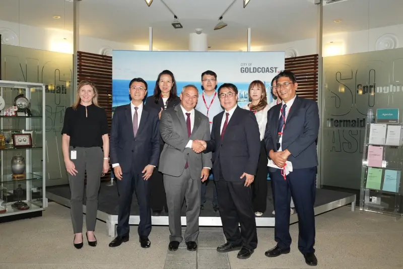 ▲台南市長黃偉哲首度率團出訪澳洲，5日抵澳即前往昆士蘭州的黃金海岸市拜會姐妹市長泰特。其國際事務關係顧問麥特卡夫也陪同出席。(圖／南市府提供)
