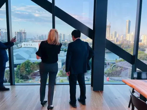 ▲麥特卡夫顧問(左)為黃偉哲介紹黃金海岸市眺望台全景。(圖／南市府提供)