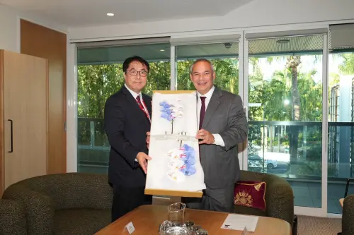 ▲會議結束，黃偉哲特地準備了印有澳洲國旗的蘭花，泰特嘖嘖稱奇、誇獎不斷，盛讚蘭花之美與絕妙噴印技術。(圖／南市府提供)