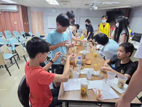 ▲課程中學員們認真準備食材；課堂上學員沖泡紅茶、放水果加果糖及攪拌調製出自己喜歡的飲料。（圖／高市警局少年隊提供）