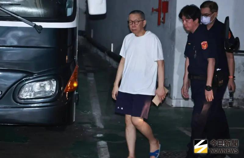 ▲前民眾黨主席柯文哲搭乘警備車抵達北院。（圖／記者吳翊緁攝，2025.09.08）