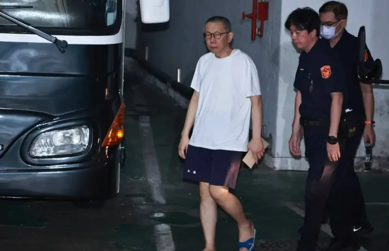 ▲前民眾黨主席柯文哲7千萬交保，柯母何瑞英已準備好火爐，盼替兒子「過火」除晦氣。（圖／記者吳翊緁攝）