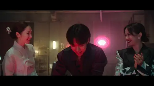 ▲《行騙天下KR》第一集中，宋智孝（右）跟朴敏英為了20億賭金正面交鋒。（圖／TV朝鮮官網@.tvchosun.com）