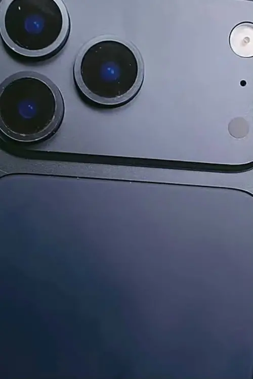 ▲蘋果爆料專家PhoneArt昨（7）日公布了最接近真實的 iPhone 17 Pro Max 照片，深藍色質感被許多果粉嫌棄。（圖／X@UniverseIce）