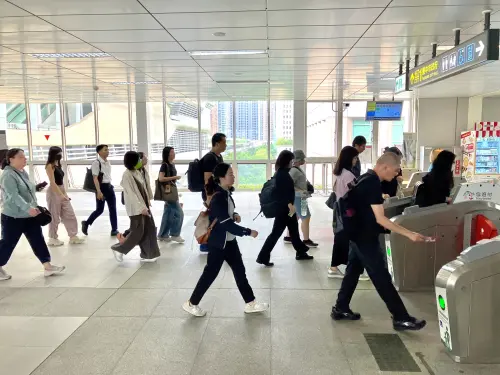 神祕黃帽人在哪裡？快檢查一卡通！別讓中捷雙人機票大獎飛了　
