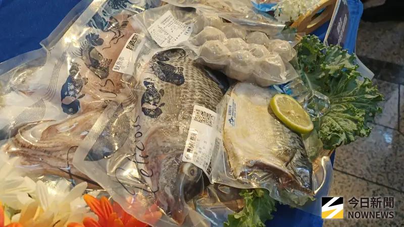 ▲中秋佳節將至，漁業署推薦當令國產水產品作為中秋燒烤的食材，可讓中秋節吃的健康、清爽、少負擔，同時，為滿足消費者及公司行號中秋送禮的需求，網羅各地特色水產品推出999元經典組及1499元豪華組等中秋燒烤組合，一箱即免運。（圖／記者許若茵攝）