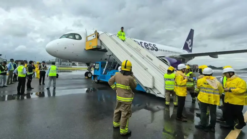 ▲受到塔巴颱風影響，香港快運一架客機，8日上午在香港國際機場發生擦撞事故，起落架還因此冒煙，所幸無人受傷。（圖／翻攝自香港01）