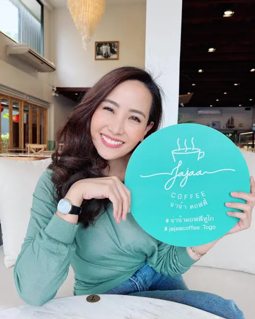 ▲作為咖啡館經營者，塔納農以餐飲結合社群行銷，使「查查咖啡館」成為拉廊最受歡迎的聚會場所之一。（圖／翻攝自臉書）