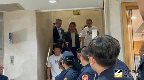 ▲民眾黨前主席柯文哲在現任主席黃國昌等人陪同下樓。（圖／記者林詠青攝，2025.09.08）