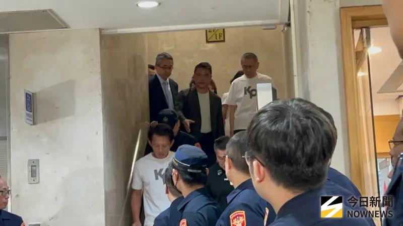    ▲民眾黨前主席柯文哲在現任主席黃國昌等人陪同下樓。（圖／記者林詠青攝，2025.09.08）  