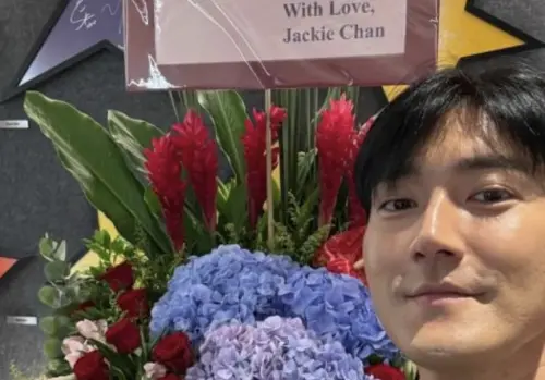 SJ始源、成龍有這層驚人關係！送花署名我愛你　2人竟然認識16年
