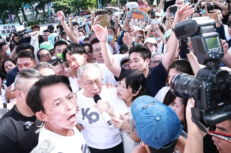 ▲前民眾黨主席柯文哲重獲自由之身，現場一片暴動。（圖／吳翊緁攝）