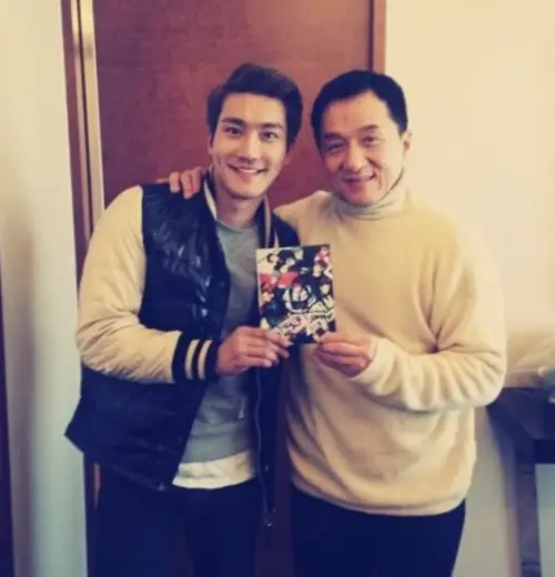 ▲成龍（右）跟始源（左）因為多次合作有著好交情。（圖／崔始源微博）