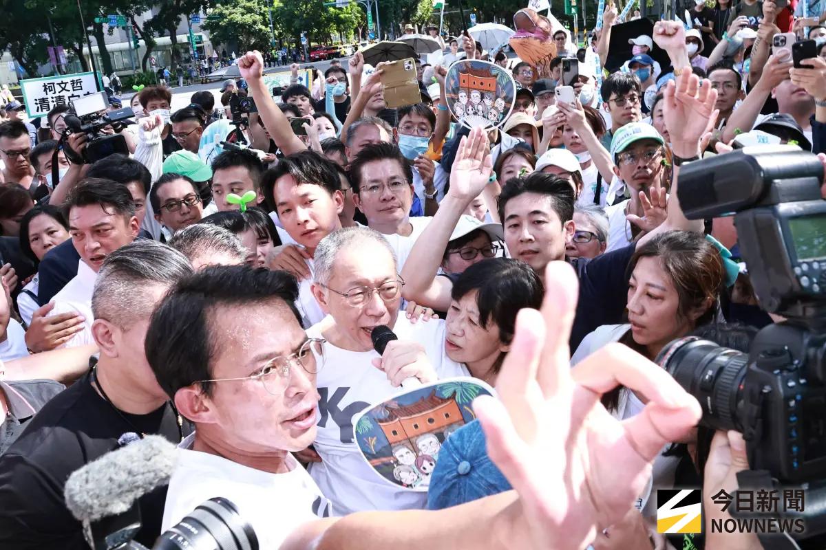 小草擠爆！柯文哲沿路致謝：絕不投降、絕不屈服