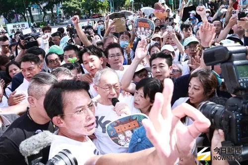 小草擠爆！柯文哲沿路致謝：絕不投降、絕不屈服
