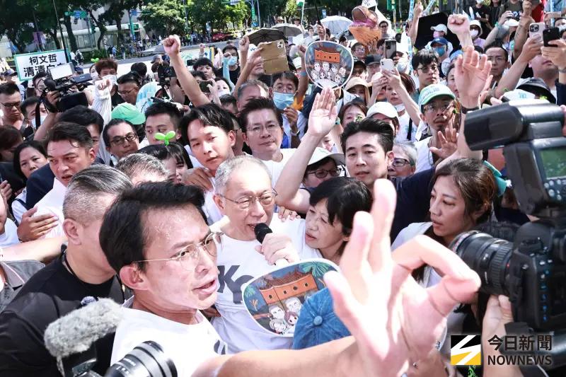 ▲民眾黨前主席柯文哲沿路向小草致意，現場擠得水洩不通。（圖／記者吳翊緁攝，2025.09.08）