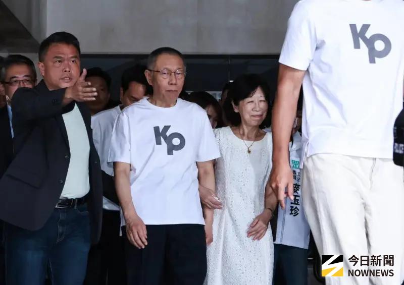 ▲柯文哲在民眾黨公職、妻子陳佩琪等陪同下下樓離開北院。（圖／記者吳翊緁攝）