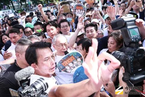 ▲民眾黨前主席柯文哲交保後沿路向小草致意。（圖／記者吳翊緁攝，2025.09.08）