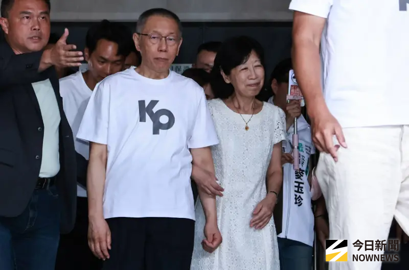 ▲前台北市長、民眾黨前主席柯文哲交保，妻子陳佩琪手牽柯文哲面露微笑。（圖／記者吳翊緁攝，2025.09.08）