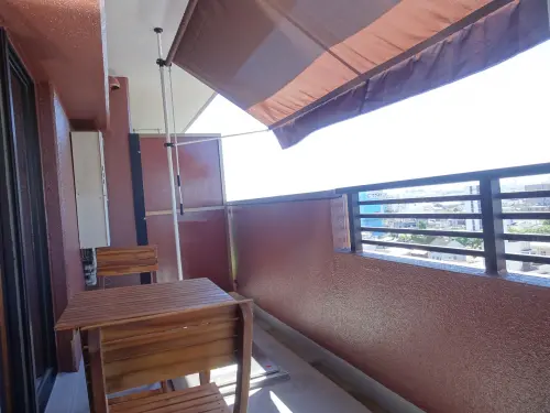 ▲記者夏季到日本沖繩遊玩時，常見家戶陽台裝設「遮陽簾」。（圖／取自PhotoAC）