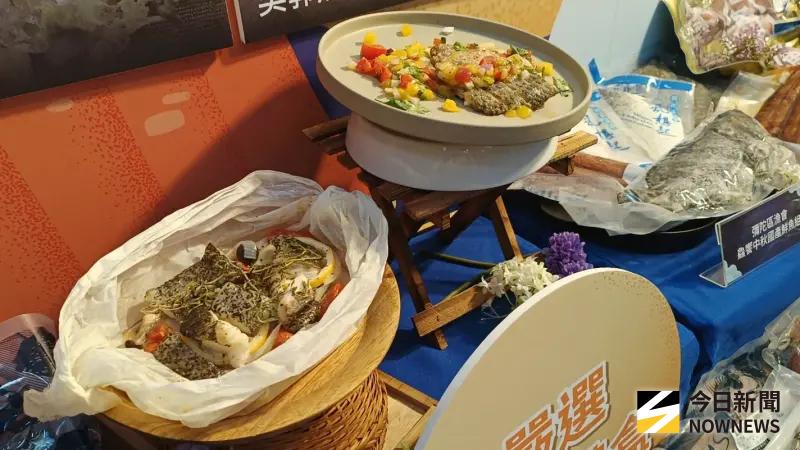 ▲漁業署署長王茂城透露，冷凍魚可以熱鍋後直接先煎魚肉再煎魚皮，這樣不僅不沾鍋，煎出來的魚美味又美觀。（圖／記者許若茵攝）