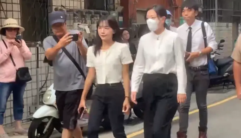 ▲高虹安與邱臣遠都陸續抵達柯文哲新竹老家。（圖／翻攝畫面）