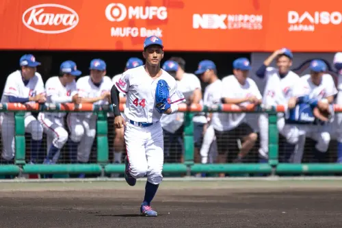 ▲中華隊開路先鋒帕蘇拉．塔基斯利尼安在3局下被自打球擊中大腿後，一度蹲坐在場邊，下個半局就被換下場休息，後續傷勢仍有待觀察。（圖／中華棒協提供）