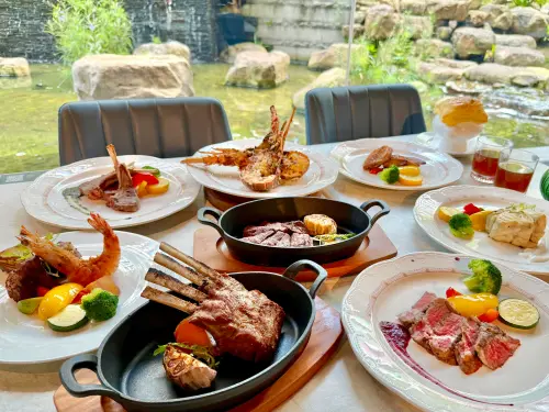 ▲青焰美麗信門市提供798元起主餐選擇，還有獨家「美國極黑和牛」、「極品龍膽石斑」、「伊比利老饕豬」。（圖／記者蕭涵云攝）