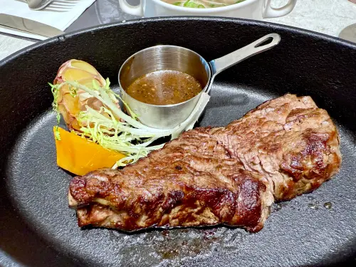 ▲青焰牛排提供5～7oz原塊牛肉手工鮮切。（圖／記者蕭涵云攝）