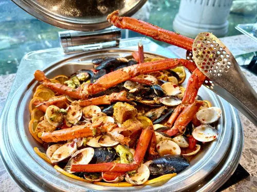 ▲「美式手抓海鮮」滿滿食材，吃得到淡菜及長蟹腳。（圖／記者蕭涵云攝）