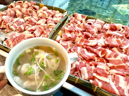 ▲「手沖牛肉」湯頭醇厚。（圖／記者蕭涵云攝）