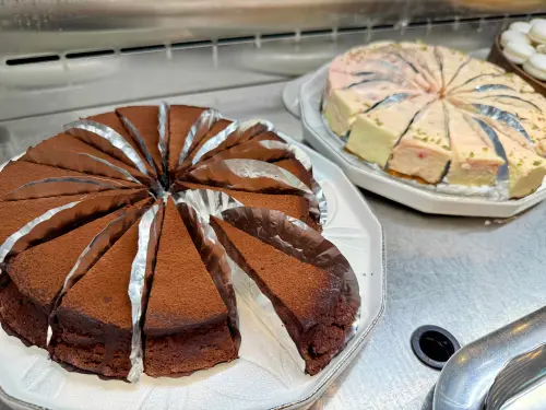 ▲青焰可無限享用路易莎蛋糕。（圖／記者蕭涵云攝）