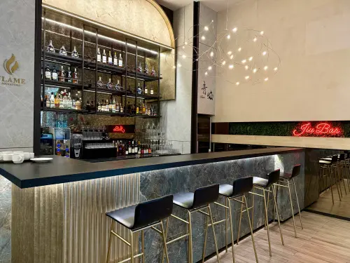 ▲青焰美麗信門市獨家「JIU BAR」酒吧。（圖／記者蕭涵云攝）