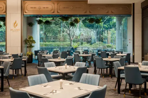 ▲青焰buffet有美麗信酒店水池庭院花園美景。（圖／路易莎提供）