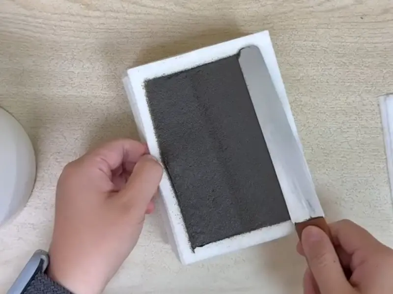 ▲中醫診所抹藥布的影片近日大爆紅，不少診所醫師或助理接受挑戰，憑藉神手，只花不到20秒就成產生一片藥布，畫面相當療癒。（圖／Threads@nn.210_授權提供）