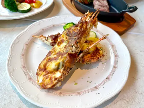 ▲開幕優惠送「豪華焗烤龍蝦」。（圖／記者蕭涵云攝）