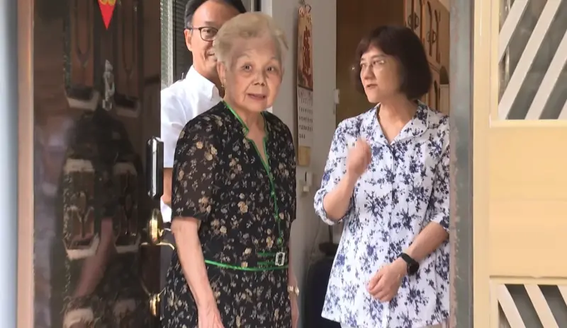    ▲柯媽何瑞英、妹妹柯美蘭在門口等待柯文哲。（圖／翻攝畫面）  
