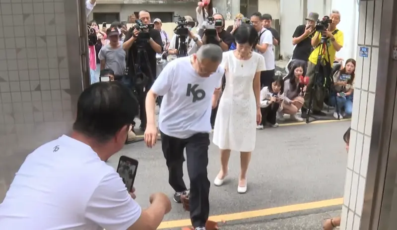 ▲民眾黨主席前柯文哲稍早抵達新竹老家前，先過了火爐。（圖／翻攝畫面）