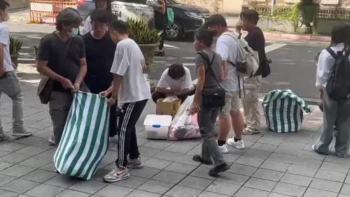 柯文哲看守所「進修」1年讀超多！志工幫扛2大袋都是書
