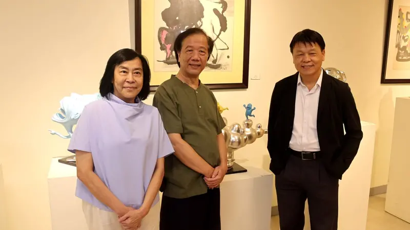 ▲雕塑藝術家陳定鴻（中），華巍藝術總監賴慕芬（左者），中市文化局富局張增能汀（右者）到場祝賀(圖／柳榮俊攝2025.9.8)