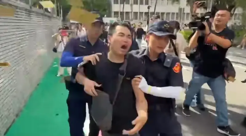 ▲民眾黨前主席柯文哲與小草握手，吃屎哥突然亂入撒冥紙。（圖／翻攝畫面）