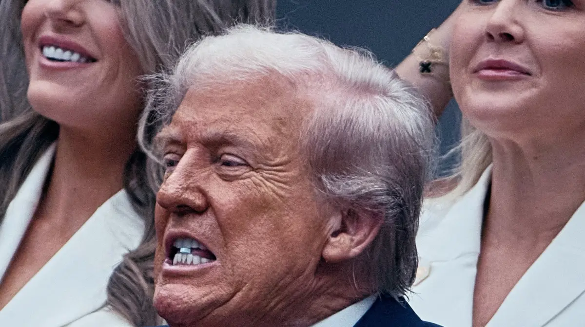 ▲美國總統川普（Donald Trump）現身美網決賽敬禮卻遭全場狂噓，更被拍到吞藍色藥片，引發網友熱議。（圖／美聯社／達志影像）