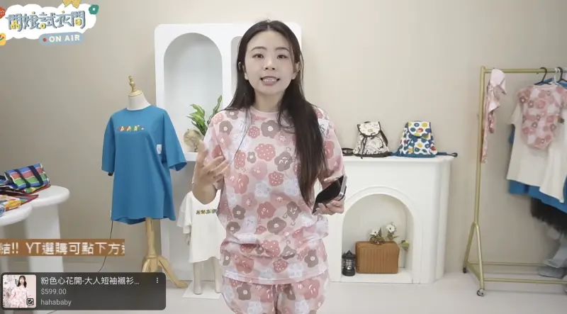 ▲嘎嫂二伯（如圖）日前直播介紹品牌理念時，員工禁慾突然口誤：「中國不是外國」，因為蔡阿嘎的台派立場非常知名，因此直播畫面也掀起討論。（圖／翻攝自hahababyははベビー YouTube）